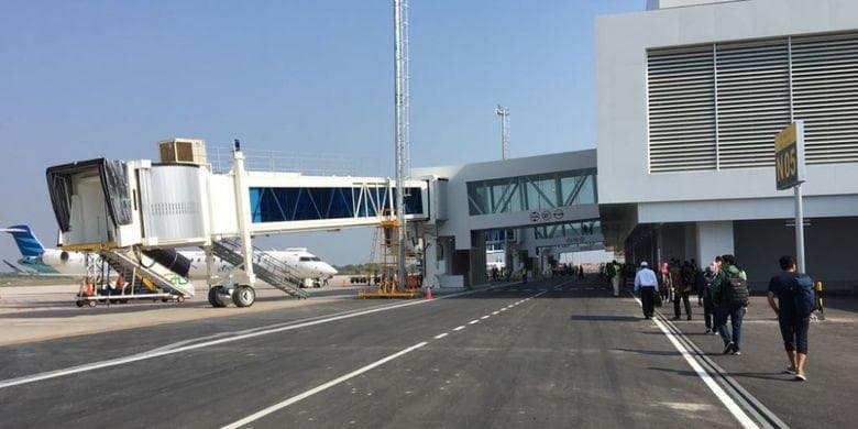 Tetap patuhi protokol dengan menjaga jarak selama di lingkugnan bandara. (Kompas/Andri Donnal Putera)