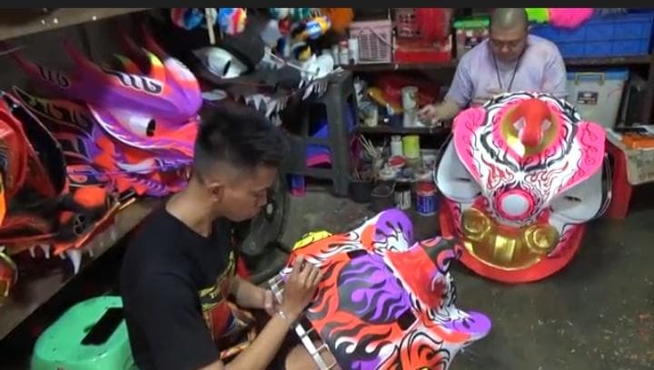 Proses pembuatan barongsai mendekati finishing, siap untuk dipakai saat Perayaan Imlek. (Inibaru.id/ Danny Adriadhi Utama)