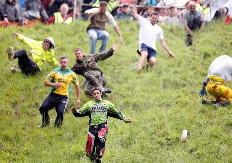 Lomba lari mengejar keju di Inggris. (Reuters/Action Images/Steven Lipevic)