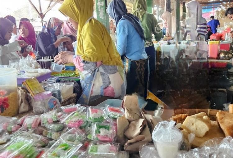 Banyak jajanan tradisional yang bisa kamu cicipi di Pasar Sore Karangrandu Jepara. (Googleuser/Zabaga)