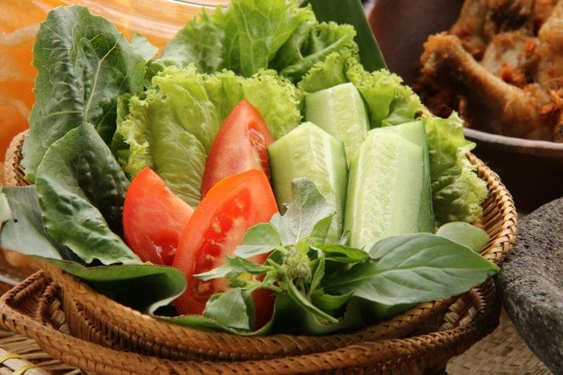 Lalapan membuat makan tambah nikmat. (Shutterstock/Ariyani Tedjo)