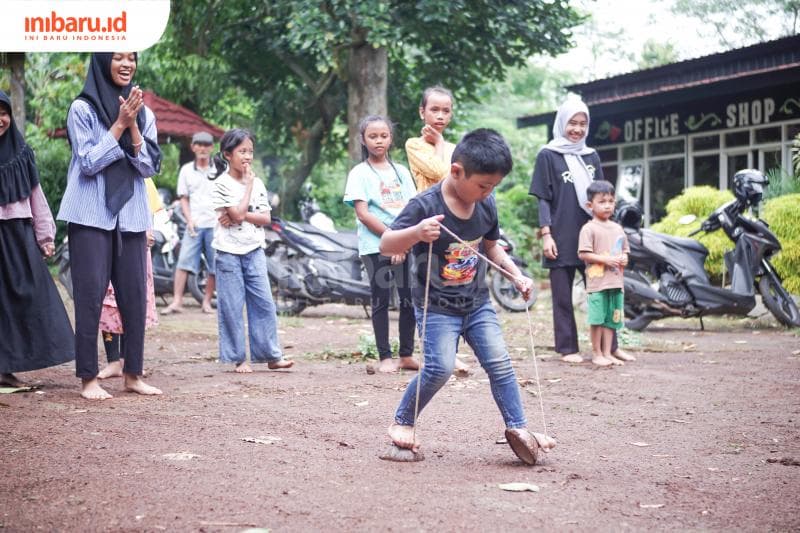 Anak-anak sedang bermain dolanan tradisional di halaman Kampung Budaya Piji Wetan. (inibaru.id/ Imam Khanafi)