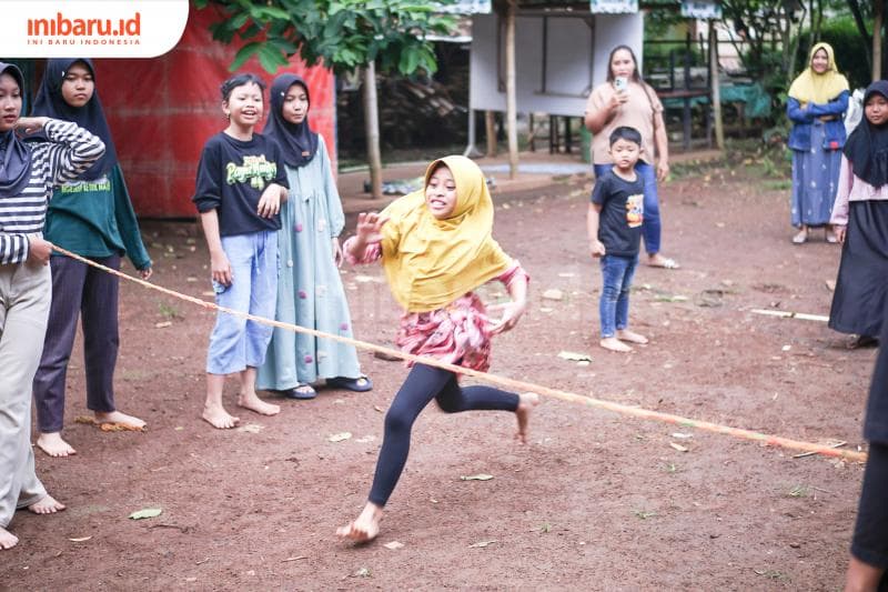 Lompat tali menjadi salah satu dolanan tradisional yang membutuhkan kekuatan fisik dan kelenturan tubuh. (inibaru.id/ Imam Khanafi)