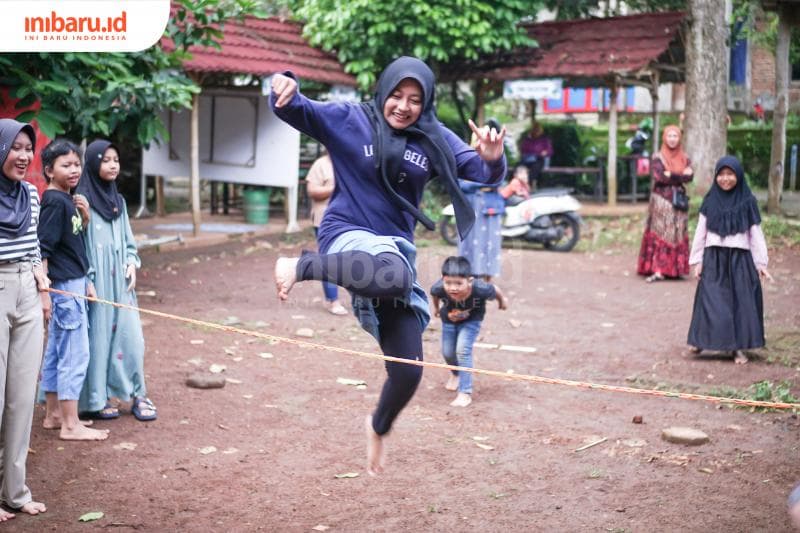 Selain anak-anak, para pendamping juga merasakan kegembiraan bermain dolanan anak di halaman Kampung Budaya Piji Wetan (inibaru.id/ Imam Khanafi)