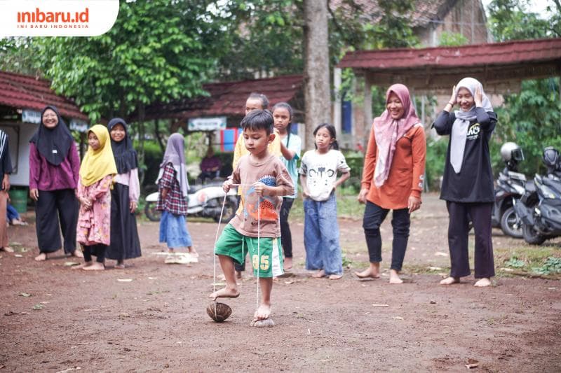 Egrang batok menjadi salah satu dolanan tradisional yang disambut antusias oleh bocah-bocah. (inibaru.id/ Imam Khanafi)