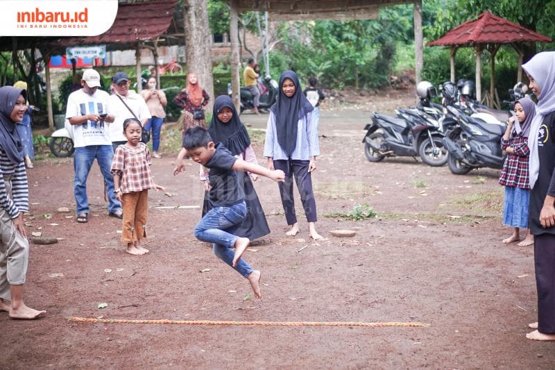 Dengan riang, anak-anak bermain dolanan tradisional di Kampung Budaya Piji Wetan. (inibaru.id/ Imam Khanafi)