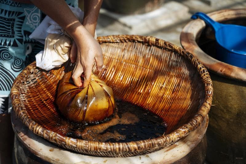 Proses pembuatan kecap di Hup Teck, pabrik berusia lebih dari seratus tahun yang memutuskan berhenti beroperasi pada hari ini, 28 Januari 2025. (Ourbetterworld/Teoh Eng Hooi)&nbsp;