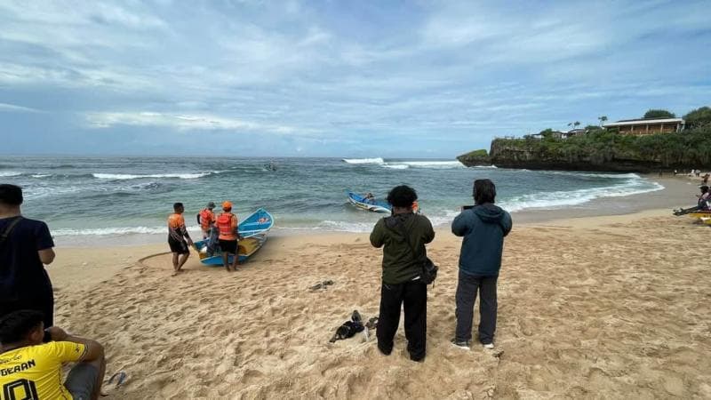 Insiden wisatawan terseret ombak di Pantai Drini pada Selasa (28/1/2025). (Disway/Waridjan)