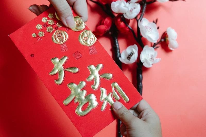 Memetik angpao melambangkan bahwa keberuntungan harus dijemput, bukan ditunggu. (Pexels/Angela Roma)