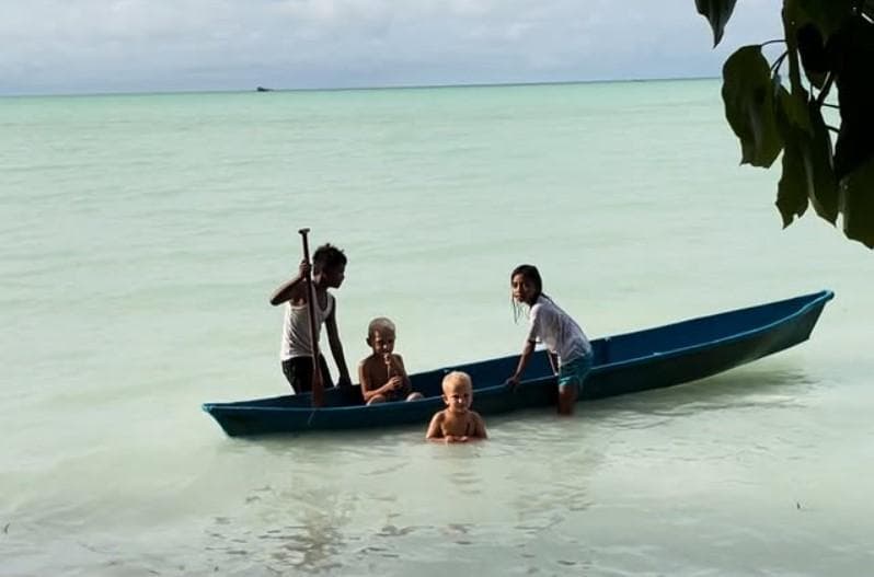 Anak-anak Marlot sudah sering bermain dengan teman-temannya dari Pulau Kei Kecil. (IG/Marlotbruggeman)