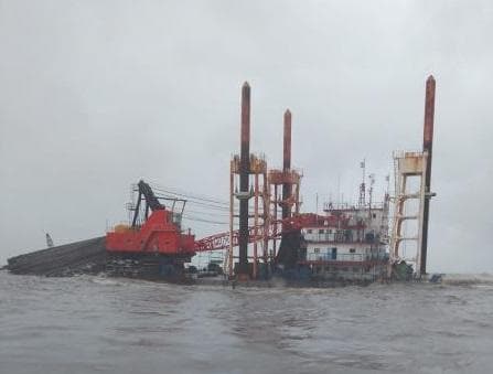 Sebanyak tiga kapal tongkang pemuat kayu log kandas di perairan Tanjung Emas Semarang. (Humas Polda Jateng)