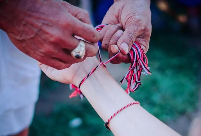 Gelang Tridatu, salah satu gelang yang sakral bagi umat Hindu Bali. (Jalanmelali)