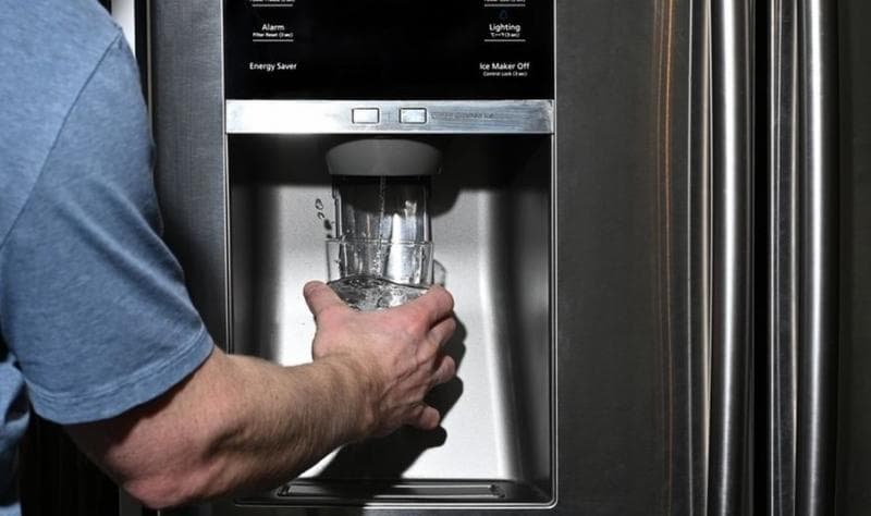 Terkadang, rasa air minum dari dispenser kulkas nggak enak. (Shutterstock/Brett Holmes)