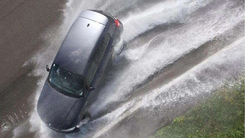 Aquaplaning bisa menyebabkan mobil tergelincir dan berujung pada kecelakaan. (Autochem)