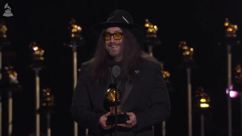 Sean Lennon, putra dari John Lennon mewakili The Beatles meraih penghargaan untuk lagu 'Now and Then'&nbsp; yang memenangi Grammy Awards 2025 untuk kategori Best Rock Performance. (YouTube/Recording Academy/GRA)