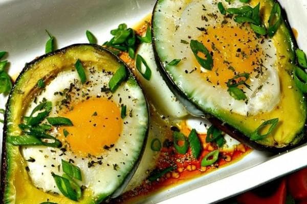 Konsumsi telur jangan hanya putihnya saja, tapi juga kuningnya. (Allrecipes)<br>