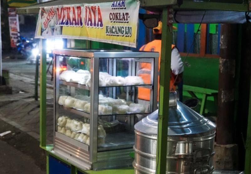 Penjual bakpao keliling yang harus selalu menggunakan tabung gas elpiji 3kg untuk berjualan juga bingung dengan sulitnya mencari gas. (X/Infotegal)