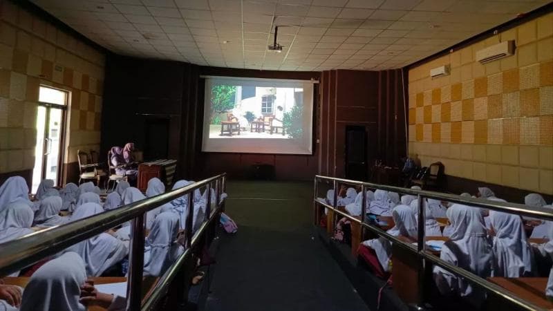 Sejumlah pelajar tampak menikmati menonton 'Trinil' di ruang audio visual Museum RA Kartini Rembang. (Mondes/Supriyanto)