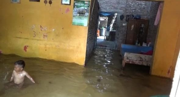 Seakan nggak peduli dengan kedukaan lantaran banjir masuk rumahnya di Kelurahan Kedu, Kota Semarang, seorang bocah memilih tetap riang menjadikan genangan sebagai arena berenang. (Inibaru.id/ Danny Adriadhi Utama)