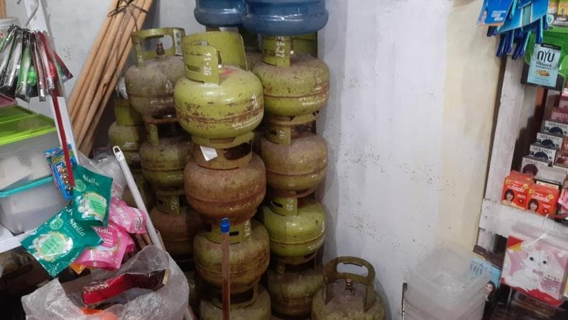 Tumpukan tabung gas elpiji 3 kg yang kosong di pengecer. (Inibaru.id/Arie Widodo)