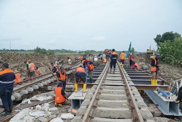 KAI menerjunkan ratusan petugas agar perbaikan segera selesai. (via iNews)