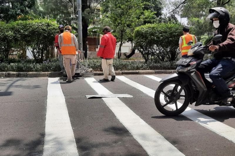 Jika kerap melibas polisi tidur dengan kecepatan tinggi, komponen sepeda motor bisa rusak. (Kompas/Nirmala Maulana Ahmad)