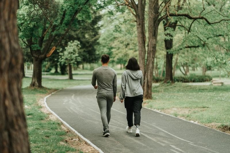 Jalan kaki bisa membakar kalori cukup banyak. (Shutterstock/Gorgev)