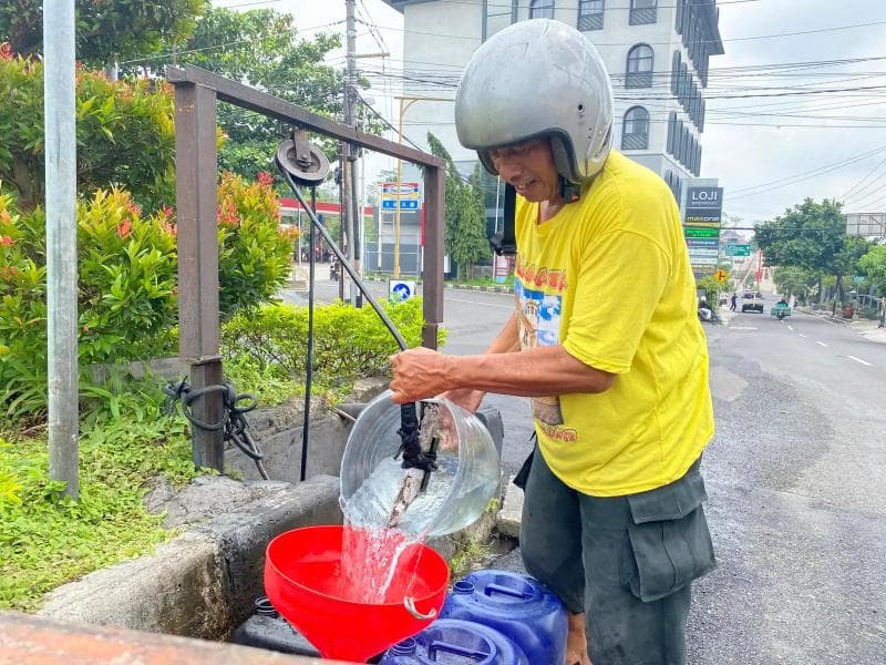 Warga mengambil air di Sumur Umum Kridanggo. (Espos/Ni'matul Faizah)