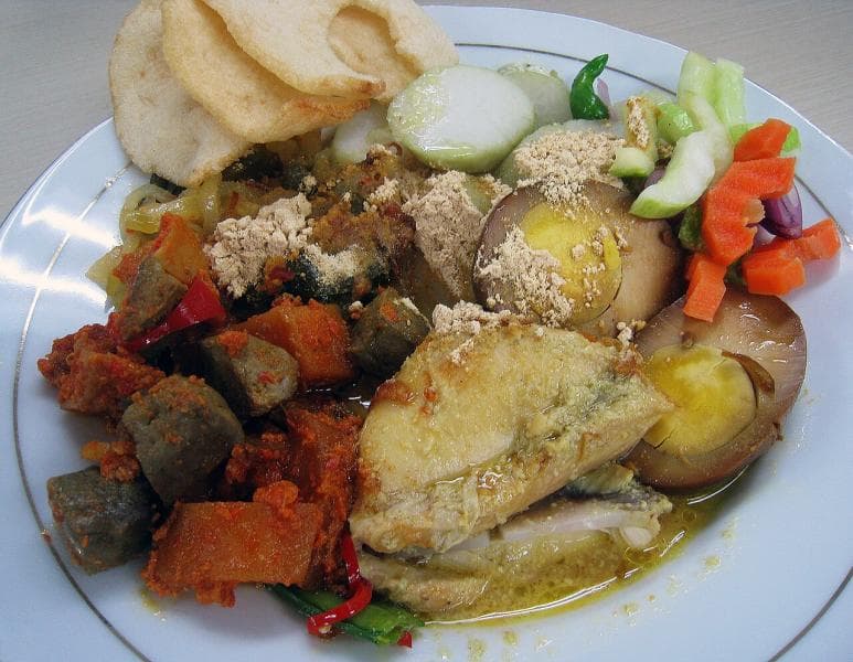 Lontong Cap Go Meh menjadi hidangan penutup perayaan Imlek di Jawa. (Wikimedia/Gunawan Kartapranata)