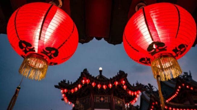 Cap Go Meh identik dengan warna merah. (Unsplash)