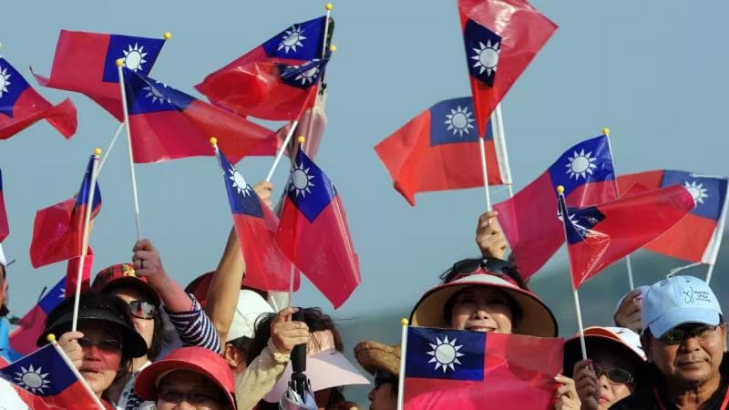 Bendera Taiwan resmi dengan warna merah dan biru, beda dengan bendera yang biasa dibawa atlet olah raga negara tersebut. (Getty Images/Pornchai Kittiwongsakul)