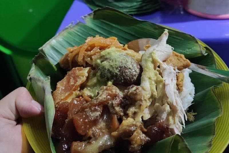 Nasi Ayam Bu Tiok, salah satu jujugan wisata kuliner malam legendaris Kota Semarang. (Googleuser/Henry Putra)