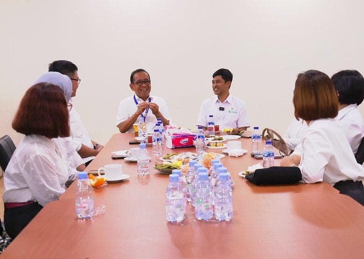 Menko PMK Prof. Pratikno, bersama Wamenkes Prof. Dante Saksono Harbuwono, saat meninjau langsung pelaksanaan program cek kesehatan gratis di Puskesmas Gambir, Jakarta, pada Kamis (13/2/2025). (Kemenkes)