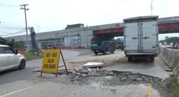 Marka peringatan jalan rusak dipasang di tengah Jalan Kaligawe di Kota Semarang. (Inibaru.id/Danny Adriadhi Utama)