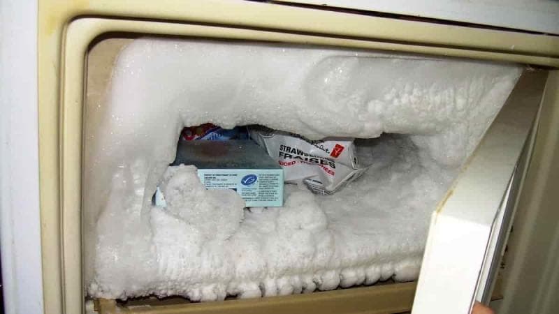 Embun beku atau bunga es di freezer yang berlebihan. (Harapanrakyat)