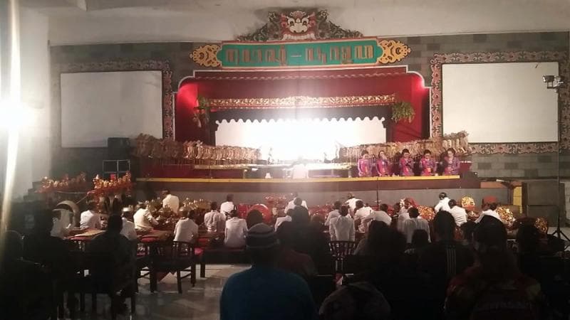 Antusiasme masyarakat menonton gelaran wayang kulit di TBRS Semarang cukup tinggi. (Betanews/Tomy Yunius)