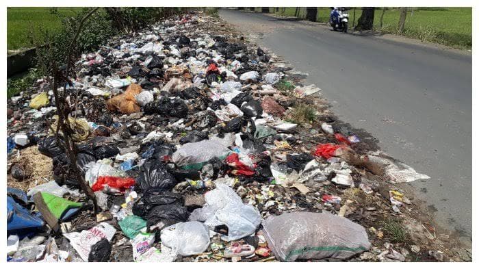 Membuang sampah sembarangan termasuk perilaku zalim. (Hakim Baihaqi/Tribun Jabar)