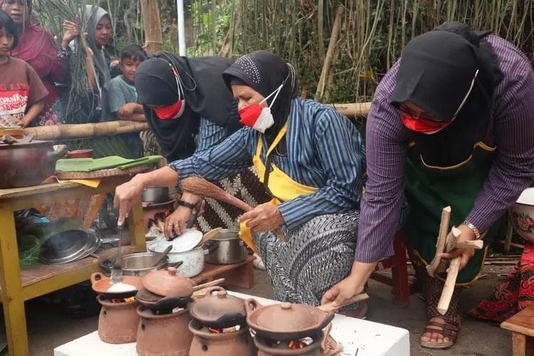 Warga memasak serabi ngampin yang cukup populer di Ambarawa. (IDFeeds/Nurfaik Nabhan)