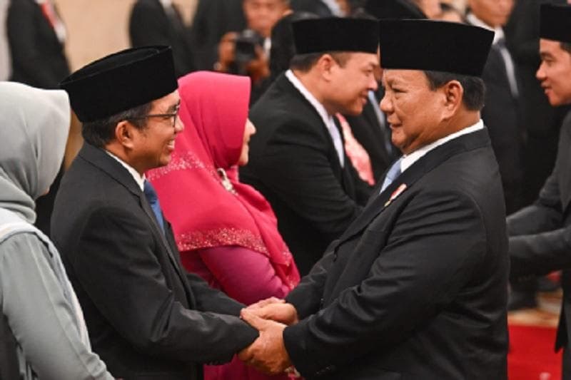 Presiden Prabowo saat menyalami&nbsp;Kepala Badan Pengelola Investasi Daya Anagata Nusantara Muliaman Darmansyah Hadad. (Antara/Sigid Kurniawan)