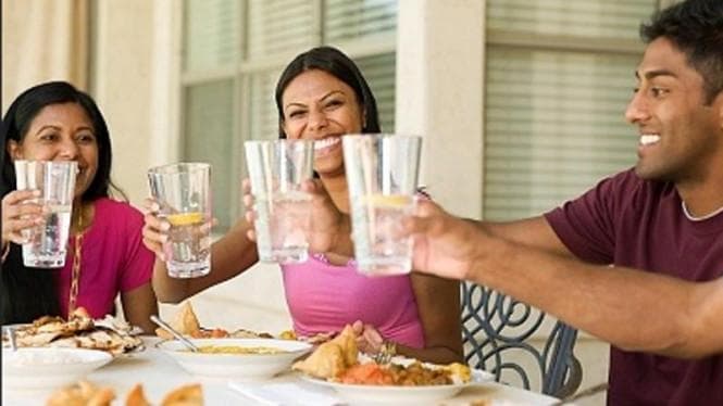 Ilustrasi minum sambil makan (inimagen)