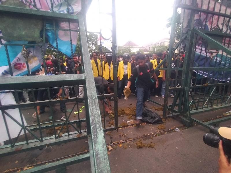 Tletong (kotoran) sapi berserakan di depan pintu gerbang DPRD Jateng (Inibaru.id / Danny Adriadhi Utama