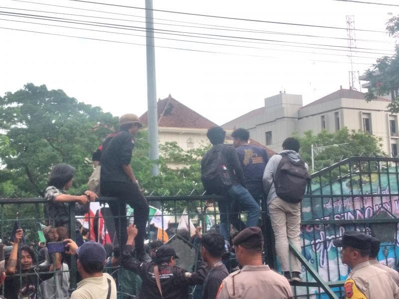 Sejumlah mahasiswa tengah aksi demontrasi di pintu DPRD Jateng (Inibaru.id / Danny Adriadhi Utama)