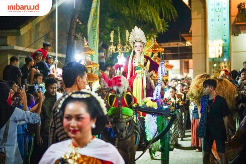 Dalam Kirab Baratan, Ratu Kalinyamat berdiri di atas kereta kencana, diikuti pasukan dayang dan rombongan pembawa gunungan hasil bumi. (Inibaru.id/&nbsp;Alfia Ainun Nikmah)