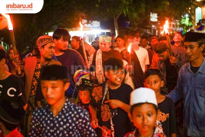 Pembawa lampion dan impes menjadi bagian tak terpisahkan dari kirab Baratan di Jepara. (Inibaru.id/&nbsp;Alfia Ainun Nikmah)&nbsp;