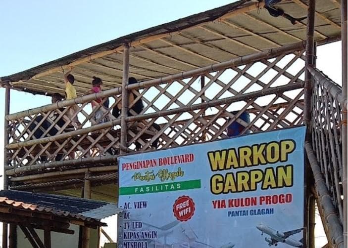 Antusiasme anak-anak melihat pesawat di gardu pandang YIA. (Warkop Garpan)