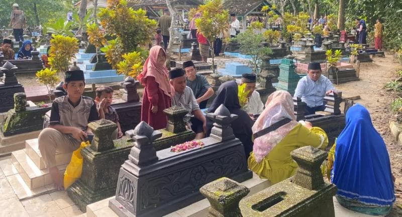 Para perantau yang merupakan pedagang satai di Jabodetabek melakukan doa bersama di makam setempat. (Espos/Nimatul Faizah)