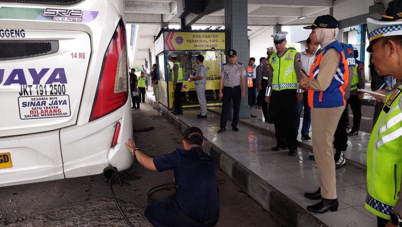 Petugas gabungan lakukan ramp check sejumlah bis di Terminal Mangkang, Kamis (20/2). (Humas Polda Jateng).