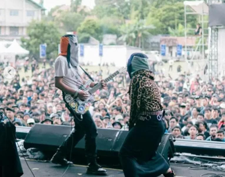 Penampilan Sukatani dalam sebuah konser belum lama ini. (Instagram/Sukatani.band)