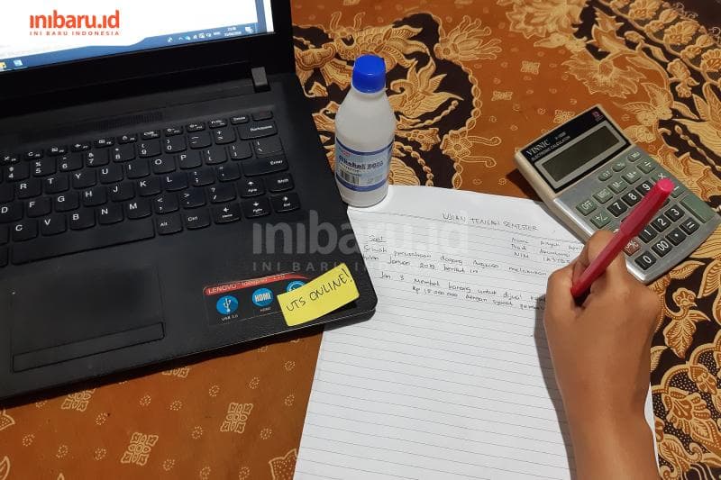 UTS daring menggunakan kertas folio lalu di-scan. (Inibaru.id/ Julia Dewi Krismayani)