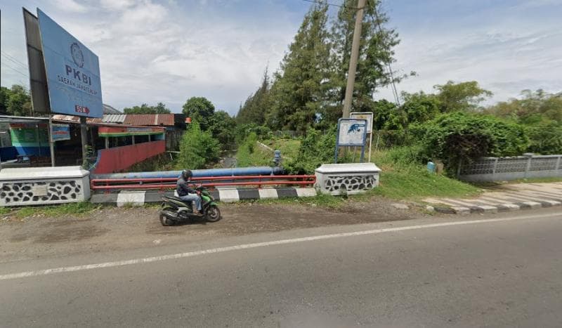 Sungai di dekat kompleks makam Ereveld Kalibanteng. (Google Street View)